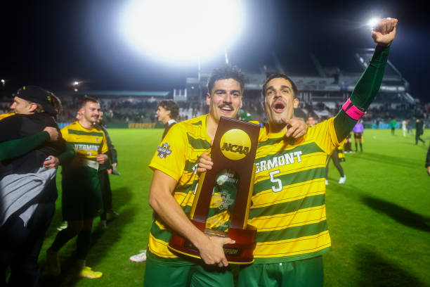 依然保持职 依然保持职